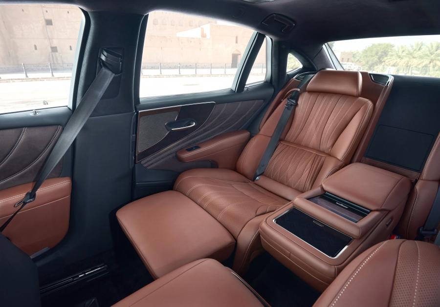 Интерьер Lexus LS500h AWD 2017 года  (WW) (фото 20 из 40)